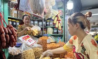 TP Hồ Chí Minh: &apos;Chiêu&apos; kéo khách của chợ truyền thống