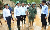 Bộ trưởng Phùng Xuân Nhạ đến thăm trường Phổ thông dân tộc bán trú Nà Ớt (Huyện Mai Sơn, Sơn La). Ảnh: nghiêm huê