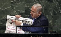 Ông Netanyahu đang trưng ra “bằng chứng” trước Đại hội đồng Liên Hợp Quốc. Ảnh: Reuters 