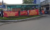 Cư dân chung cư Star city (Lê Văn Lương, Thanh Xuân, Hà Nội) liên tiếp căng băng rôn đòi chủ đầu tư bàn giao tiền phí bảo trì. Ảnh: PV