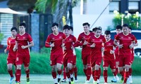 Các tuyển thủ Việt Nam tập luyện trước trận đấu