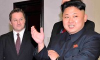 Ông Spavor trong một lần gặp ông Kim Jong-un. Ảnh: Business Insider 