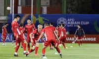 Buổi tập đầu tiên của đội tuyển Việt Nam tại Abu Dhabi ảnh: pv