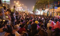 Hàng ngàn người ngồi tràn ra đường dâng sao giải hạn trước chùa Phúc Khánh, Hà Nội. Ảnh: Hồng Vĩnh