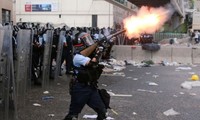 Cảnh sát Hong Kong bắn hơi cay giải tán người biểu tình hôm 12/6. Ảnh: Straitstimes