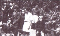 Bà Lê Thị Sâm (ngồi bên phải) và các con trong tòa báo đi thực tế. Ảnh: Tư liệu