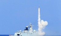 Tàu hải quân Trung Quốc phóng tên lửa trong một cuộc tập trận trên biển Đông. Ảnh: CFP