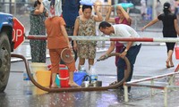 Người dân chung cư Linh Đàm khổ sở lấy nước sạch trong đợt nhà máy nước sông Đà nhiễm dầu bẩn. Ảnh: Như Ý