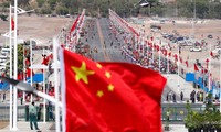 Cờ Trung Quốc bay trước một tuyến đường lớn do Trung Quốc xây dựng ở thủ đô Port Moresby, Papua New Guinea, ngày 16/11/2018. Ảnh: Reuters