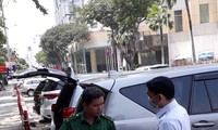 Nhân viên thu phí Nguyễn Văn Đức Vương hướng dẫn lái xe cài đặt phần mềm (app) trả phí trực tuyến khi đỗ xe trên đường Lê Lai (quận 1)