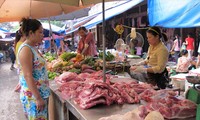 Giá thịt lợn còn cao. Ảnh: Nguyễn Bằng 