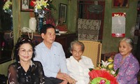 Bà Phan Hồng Mai (bìa phải) và nhà văn Sơn Tùng trong lần tiếp Chủ tịch nước Nguyễn Minh Triết tới thăm nhà