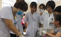 Sinh viên ĐH Y Hà Nội thực tập tại bệnh viện. Ảnh: Như Ý