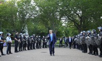 Vụ việc gây tranh cãi hôm 1/6, cảnh sát và Vệ binh quốc gia dẹp đường để ông Donald Trump từ Nhà Trắng đi bộ sang Nhà thờ St John chụp ảnh