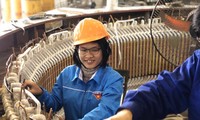 Nữ kỹ sư Phạm Thanh Huyền tham gia sửa chữa động cơ điện 1250kW tại xưởng sửa chữa và vận hành điện. Ảnh: NVCC 