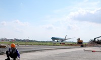 Đường băng Sân bay Tân Sơn Nhất đang được thi công