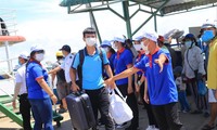 Các tình nguyện viên đón học sinh huyện đảo Phú Quý vào đất liền thi tốt nghiệp THPT. Ảnh: TĐBT