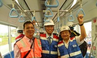 Người dân TPHCM cùng khách mời trải nghiệm cảm giác đi metro trong buổi lễ ra mắt đoàn tàu đầu tiên