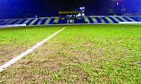 Mặt sân Thanh Hóa xấu “phát hờn” ở trận đấu giữa Thanh Hóa và Viettel, vòng 2 LS V-League 2021. Ảnh: Viên Viên