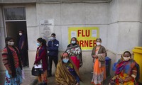 Người dân chờ xét nghiệm COVID-19 ở New Delhi hôm 11/2. Ảnh: AP