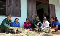 Thượng úy Lê Thừa Văn (ngoài cùng bên trái) cùng đồng đội và Đoàn Thanh niên thị trấn Lao Bảo tới thăm hỏi, giúp đỡ gia đình cựu binh Hồ Thanh Bình. Ảnh: Nguyễn Minh
