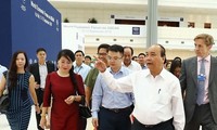 Thủ tướng Nguyễn Xuân Phúc đi thị sát và cho ý kiến chỉ đạo về công tác chuẩn bị hội nghị. (Ảnh: Thống Nhất/TTXVN)