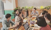 Nguyễn Hữu Dũng chủ trì buổi họp trao đổi công việc với nhóm cộng sự. Ảnh: CTV