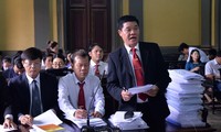 Ông Trương Đình Quý (Phó Tổng giám đốc Vinasun) cùng các luật sư tại tòa. Ảnh: Văn Minh