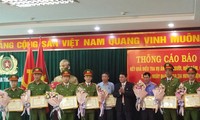 Lãnh đạo UBND tỉnh Điện Biên tặng hoa trao thưởng cho các cá nhân có thành tích tốt trong phá án 
