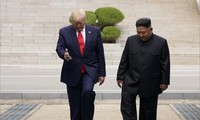 Ông Trump là tổng thống đương nhiệm đầu tiên đặt chân lên đất CHDCND Triều Tiên. Ảnh: Reuters