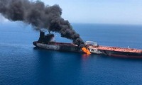 Một tàu chở dầu bốc cháy sau khi bị tấn công trên vùng Vịnh gần đây. ảnh: AP