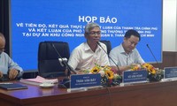 Phó Chủ tịch UBND TPHCM Võ Văn Hoan (giữa), Chủ tịch UBND quận 9 (trái) chủ trì họp báo