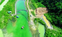 Xử lý dầu thải nguồn nước sông Đà Ảnh: SOS cung cấp 