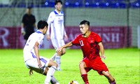Tiền vệ Trần Văn Bửu (phải) được HLV Dương Hồng Sơn tiến cử cho HLV Park Hang Seo 