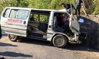 Ô tô 16 chỗ hết niên hạn sử dụng từ 1/1/2017 vẫn hoạt động, ngày 11/12/2019, xe chở đoàn nghệ thuật (người khuyết tật) đâm vào vách núi huyện Kỳ Sơn, Nghệ An làm 7 người thương vong. Ảnh: Cảnh Huệ 