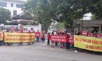 Người dân mua nhà dự án Usilk City (Hà Đông, Hà Nội) căng băng rôn đòi nhà