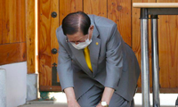 Ông Lee Man-hee, người đứng đầu giáo phái Tân Thiên Địa, quỳ gối xin lỗi chính phủ và người dân Hàn Quốc ngày 2/3. Ảnh: EPA 
