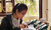 Nguyễn Khánh Linh thường tự học các môn tại nhà, đặc biệt là môn Vật lý. Ảnh: NVCC 