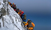 Hàng ngàn người Nepal sống nhờ vào hoạt động leo núi Everest. Ảnh: Business Insider 