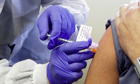 Một tình nguyện viên ở Mỹ được tiêm vắc-xin thử nghiệm hồi tháng 3. Ảnh: AP 