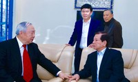Ông Vũ Mão (trái) cùng với nguyên Chủ tịch nước Nguyễn Minh Triết