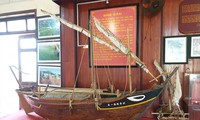 Mô hình một chiếc ghe câu những binh phu từng sử dụng trong những chuyến hải trình tìm kiếm sản vật, đo đạc và cắm mốc chủ quyền ở quần đảo Hoàng Sa hơn 200 năm trước. Ảnh: Hùng Cường