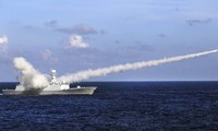 Tàu khu trục Trung Quốc tập trận phóng tên lửa trên biển Đông. Ảnh: AP