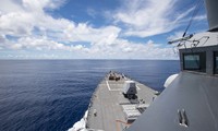 Tàu khu trục USS Ralph Johnson đã áp sát các thực thể Trung Quốc chiếm đóng phi pháp ở Trường Sa trong cùng ngày Bộ Ngoại giao Mỹ ra tuyên bố bác bỏ các yêu sách vô lý của Bắc Kinh - Ảnh: US NAVY