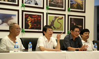 Ông Vũ Quốc Khánh (chỉ tay) trên ghế Chủ tịch Hội đồng nghệ thuật một cuộc thi ảnh gần đây. Ảnh: VAPA