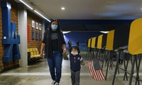 Một phụ nữ Mỹ dắt theo con trai đi bỏ phiếu ở thành phố Los Angeles, bang California. Ảnh: AP 