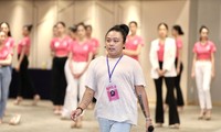 Cô giáo Crazy Nhóc và thí sinh tại vòng chung kết Hoa hậu Việt Nam 2020. Ảnh: Trọng Tài