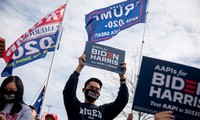 Cộng đồng người Mỹ gốc Việt ở bang Virginia chia hai phe - ủng hộ ứng viên Joe Biden (giơ biển) và ủng hộ ứng viên Donald Trump (giương cờ). Ảnh: American University Radio 
