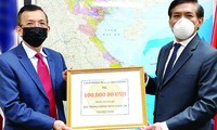 Ông David Dương trao tặng số tiền ủng hộ Quỹ phòng, chống dịch COVDI-19 thông qua Tổng lãnh sự quán Việt Nam tại San Francisco. Ảnh: Tổng Lãnh Sự Quán Việt Nam tại San Francisco