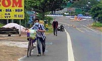 Nhiều trường hợp đi bộ, đi xe đạp từ các tỉnh, thành phía nam về quê, khi qua Đắk Nông được chính quyền, người dân giúp đỡ